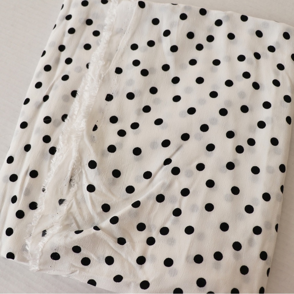 White with black dots viscose crepe fabric, 1.5 meters
